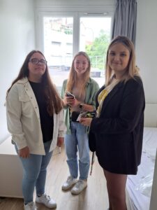 Trois personnes dans un logement