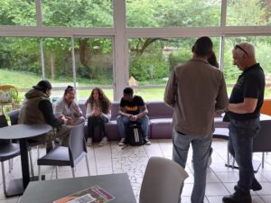 Personnes assises et debout