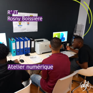 Résidents devant des ordinateurs
