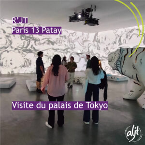 Jeunes dans le palais de Tokyo