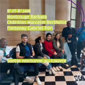 Jeunes assis dans le Louvre