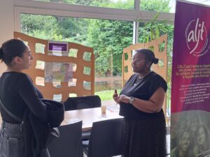 Deux personnes qui parlent