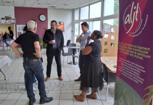 Groupe de personnes qui parlent